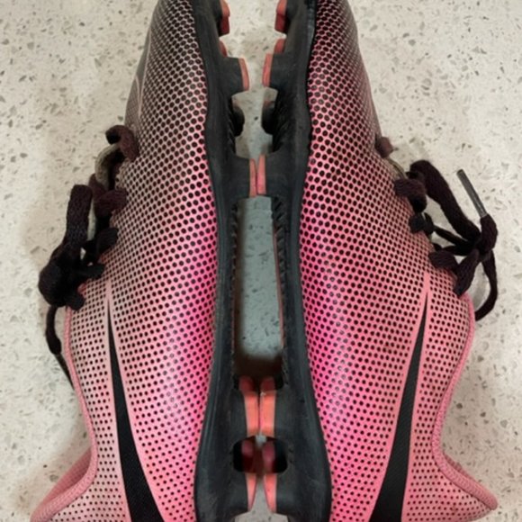 ❤️❤️ Nike Youth Pink and Black Soccer Cleats - Size 2 - Picture 4 of 8